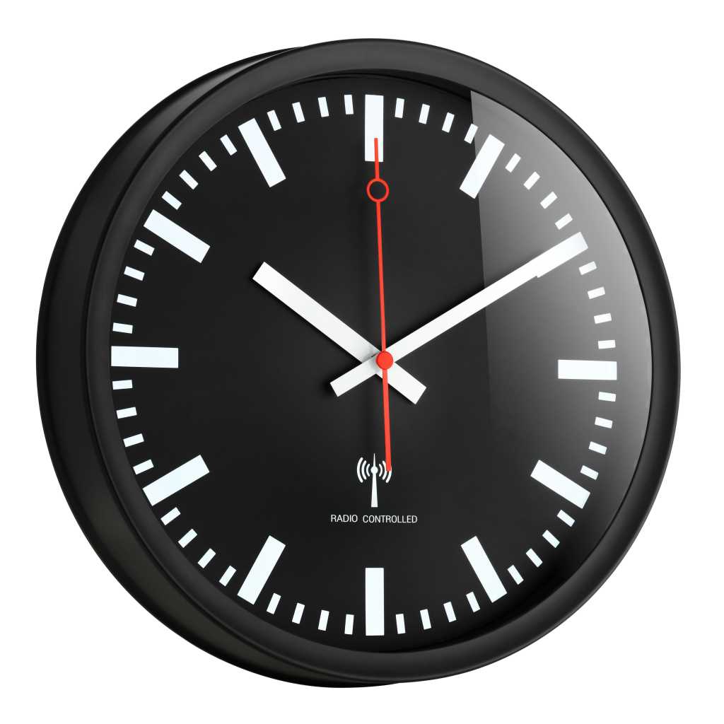 Runde schwarze Wanduhr mit weißen Strichmarkierungen und Zeigern sowie rotem Sekundenzeiger, Anzeige etwa 10:10 Uhrzeit
