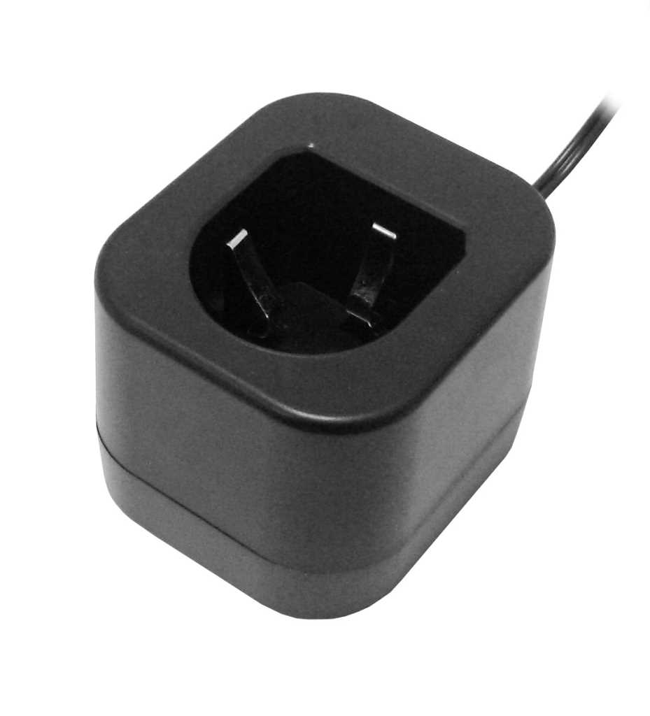 Schwarze Ladestation mit rechteckiger Akkuaufnahme und angeschlossenem Kabel vor weißem Hintergrund