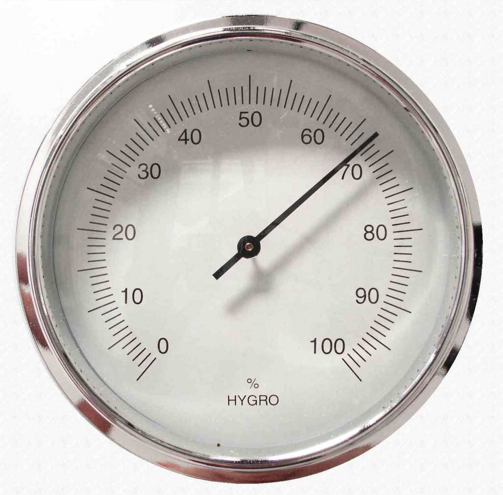 Rundes Hygrometer mit silbernem Rand und Zeiger auf etwa 68 auf Skala von 0 bis 100 Prozent