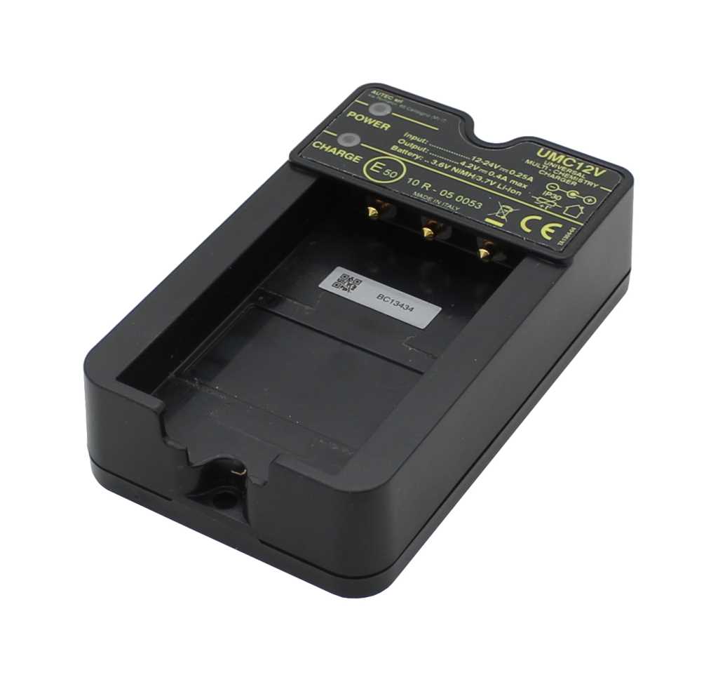 Schwarze Ladestation mit Batterieaufnahme und Kontaktpins, oben Beschriftung mit Anzeigen für Power und Charge