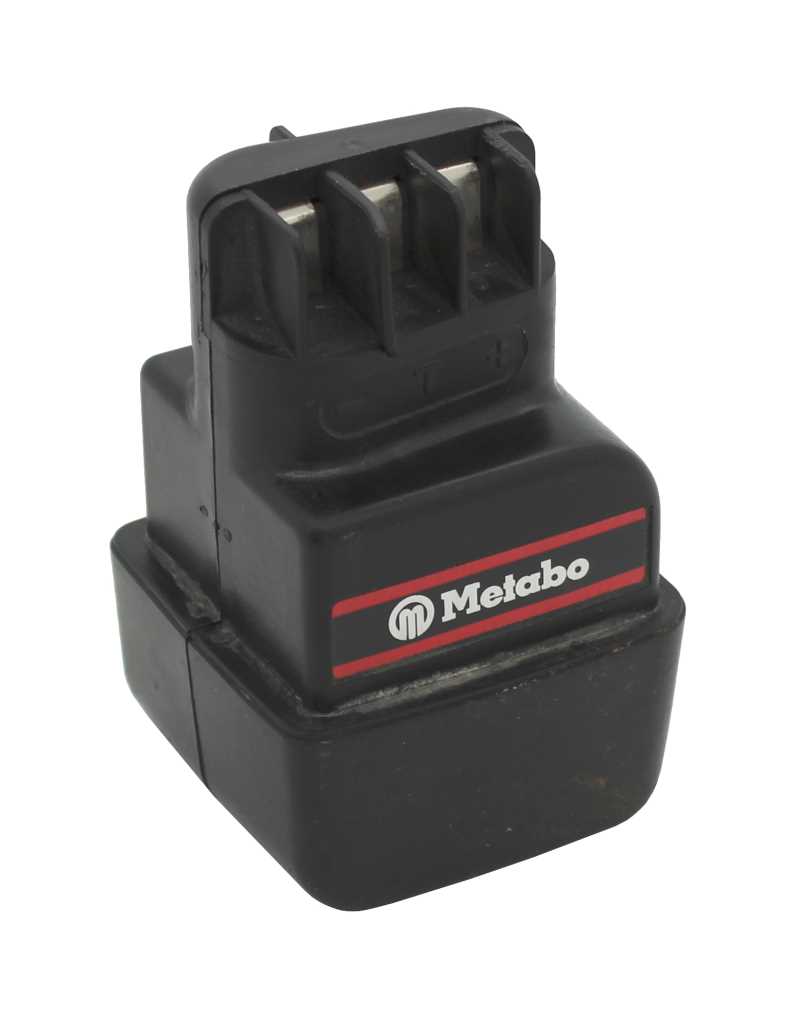 Schwarzer Werkzeugakku mit Metabo-Logo und roten Streifen, oben drei Kontakte sichtbar auf weißem Hintergrund