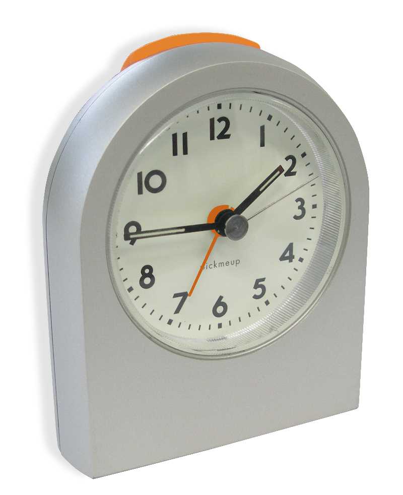 Silberner analoger Wecker mit rundem Ziffernblatt, schwarzen Zeigern und orangem Akzent, schräg von vorn gesehen