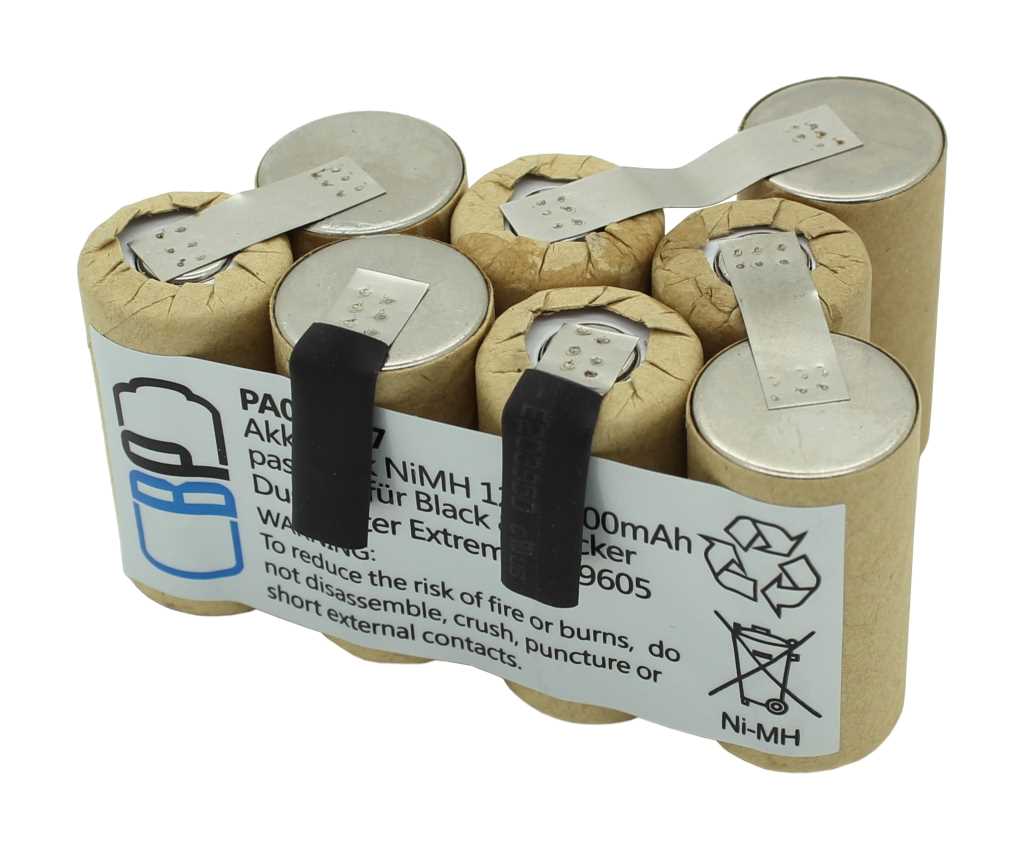 Acht zylindrische Batteriezellen im Pack, mit Metalllaschen und Etikett auf weißem Hintergrund