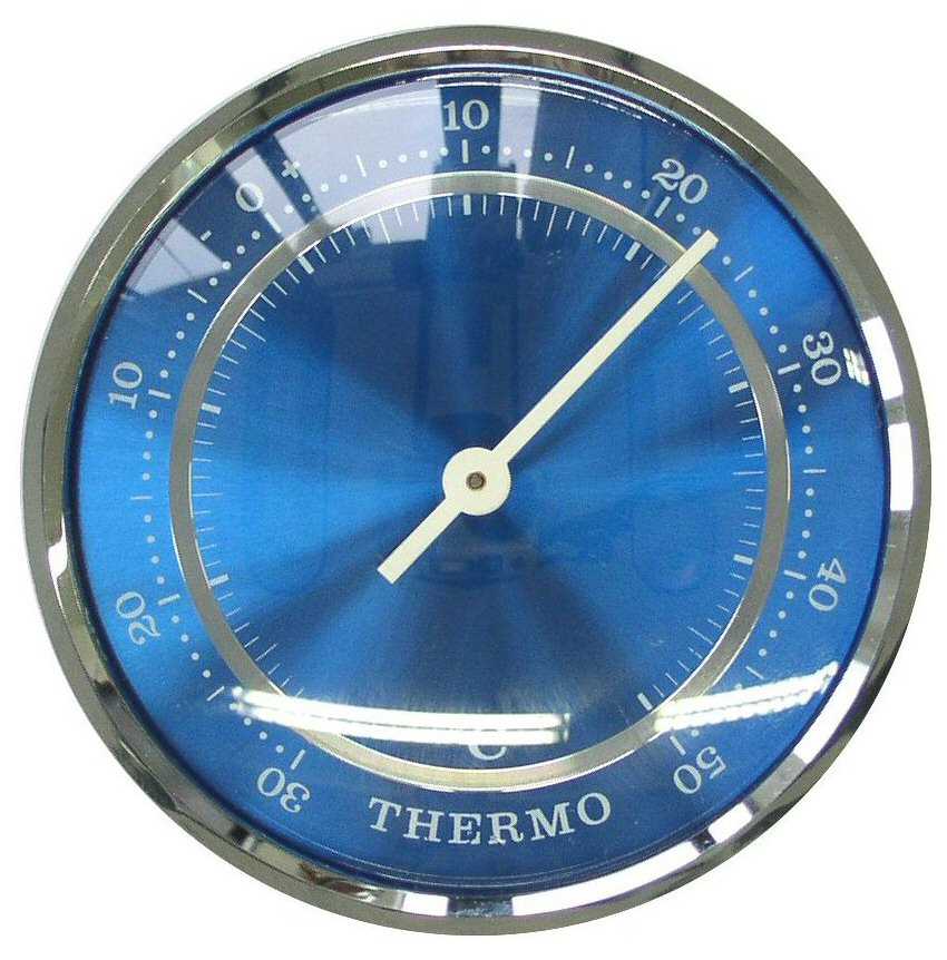 Rundes Thermometer mit blauem Zifferblatt, weißem Zeiger und silbernem Rand, Zeiger zeigt etwa 22 Grad